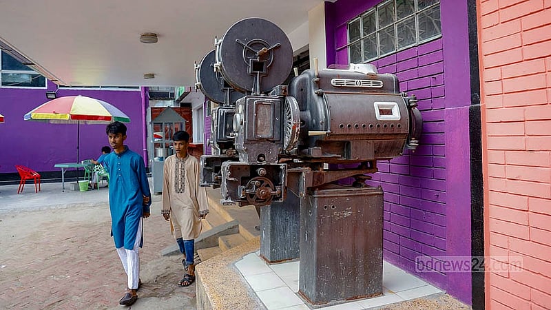 বিজিবি সিনেমা হলের ফটকের সামনে রাখা ফিল্মের সিনেমার অনেক যন্ত্র নষ্ট হওয়ার পথে। কোনো যন্ত্রে মরিচা ধরেছে, কোনোটি গেছে ভেঙে