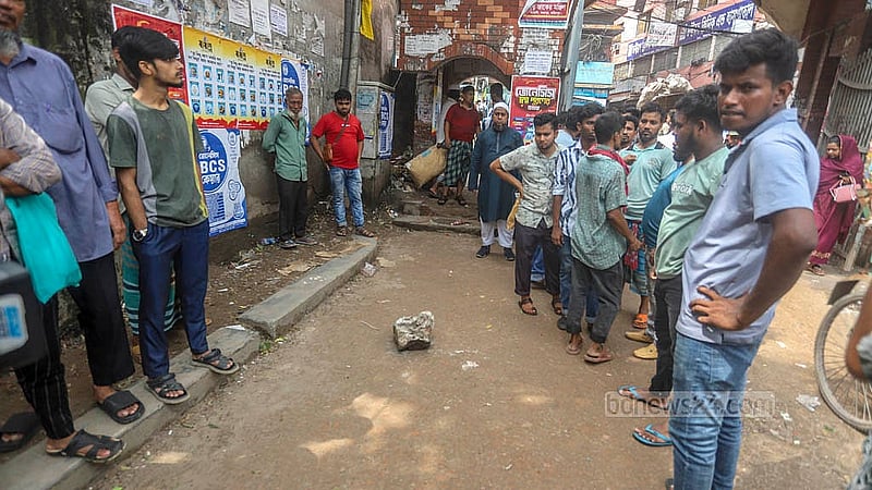 মিটফোর্ড হাসপাতালের সামনে বুধবার প্রকাশ্যে কংক্রিটের এ বোল্ডার দিয়েই প্রকাশ্যে মাথা থেঁতলে হত্যা করা হয় ভাঙারি ব্যবসায়ী সোহাগকে