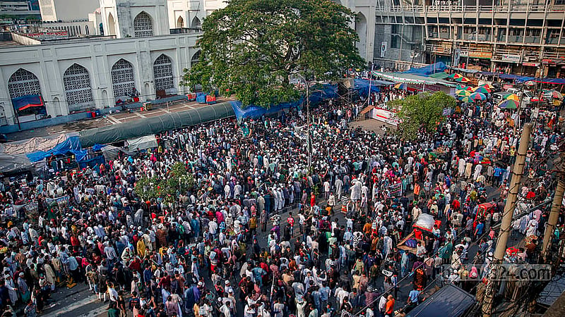 বায়তুল মোকাররম জাতীয় মসজিদের দক্ষিণ গেইটে শুক্রবার এনসিপির বিক্ষোভ-সমাবেশে অংশ নেন দলটির নেতাকর্মীরা।