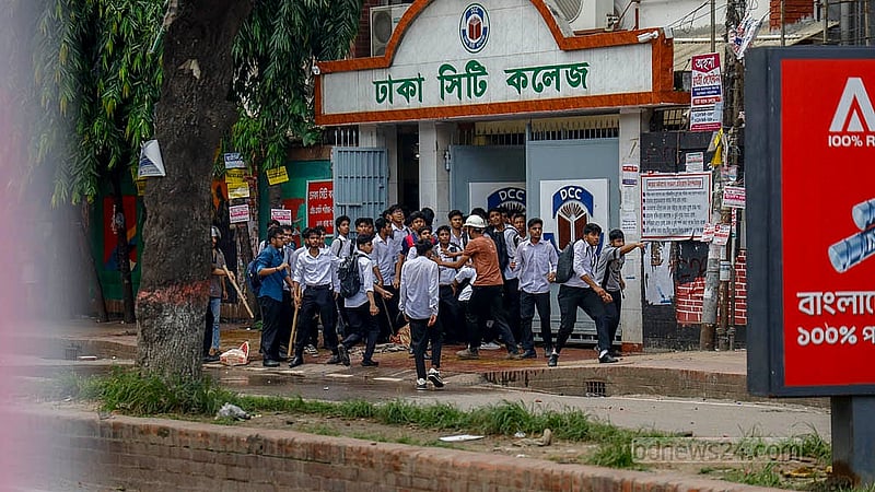 সিটি কলেজের শিক্ষার্থীরা সংঘর্ষের সময় ঢাকা কলেজের দিকে অগ্রসর হতে গেলে পুলিশ তাদের ছত্রভঙ্গ করে দেয়। পরে সিটি কলেজের শিক্ষার্থীরা কলেজের ভেতরে আশ্রয় নিয়ে পুলিশের দিকে ইট ছুড়তে থাকে