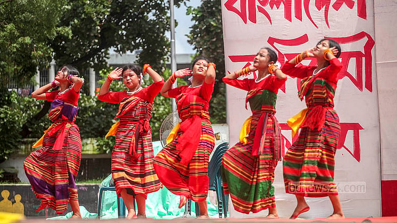 বিশ্ব আদিবাসী দিবস উপলক্ষে শনিবার কেন্দ্রীয় শহীদ মিনার প্রাঙ্গণে ‘বাংলাদেশ আদিবাসী ফোরামের’ অনুষ্ঠানে নৃত্য পরিবেশন করেন বিভিন্ন প্রান্তের ক্ষুদ্র নৃ-গোষ্ঠীরা