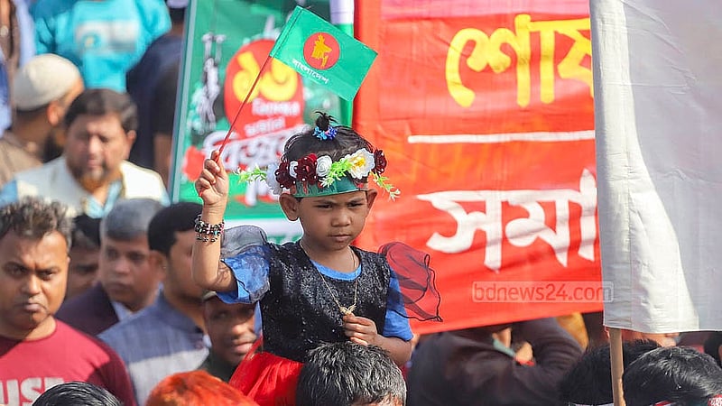 বিজয় দিবসে সোমবার সকালে সাভারের জাতীয় স্মৃতিসৌধে পরিবারের সঙ্গে শ্রদ্ধা জানাতে আসে শিশুরাও