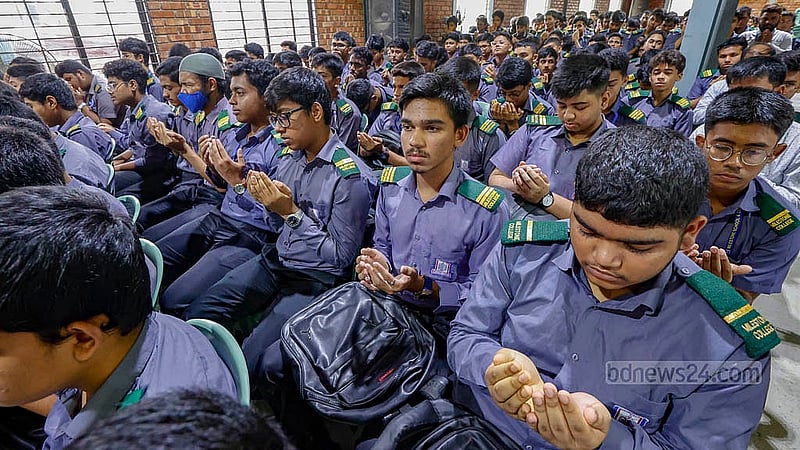 বিমান বিধস্তের ঘটনায় হতাহতদের স্মরণে রোববার উত্তরায় মাইলস্টোন স্কুলের মিলনায়তনে দোয়া মাহফিলে শিক্ষার্থীরা