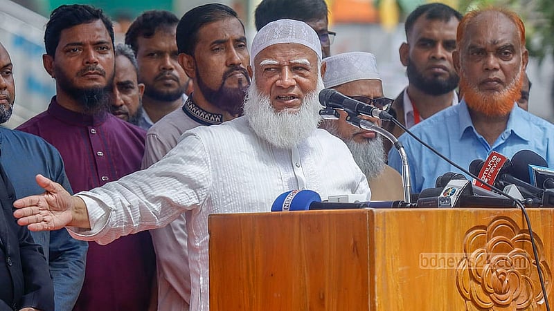 যুদ্ধাপরাধ মামলায় মৃত্যুদণ্ড থেকে খালাস পাওয়া জামায়াতে ইসলামীর নেতা এ টি এম আজহারুল ইসলামকে সংবর্ধনা দিতে বুধবার রাজধানীর শাহবাগে আয়োজিত অনুষ্ঠানে দলের আমির শফিকুর রহমান