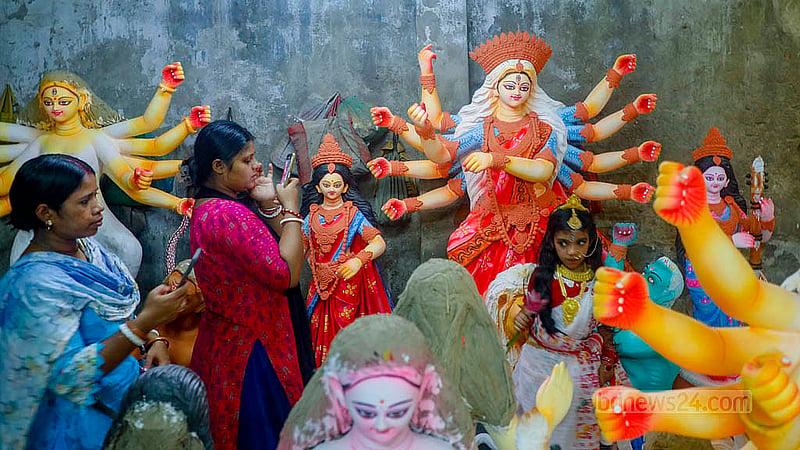 দুর্গাপূজা উপলক্ষে মন্দিরে ঘুরতে আসা অনেকেই প্রতিমার সঙ্গে ক্যামেরাবন্দি হচ্ছেন। ঢাকার বাংলাবাজার এলাকা থেকে তোলা