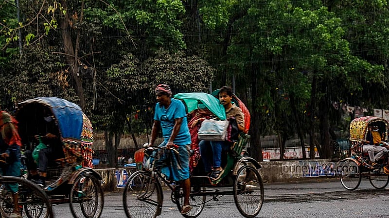 ঢাকা বিশ্ববিদ্যালয় এলাকায় সোমবার বিকালে গুড়িগুড়ি বৃষ্টি হলে পলিথিন দিয়ে মাথা বাঁচানোর চেষ্টা করেন এক নারী