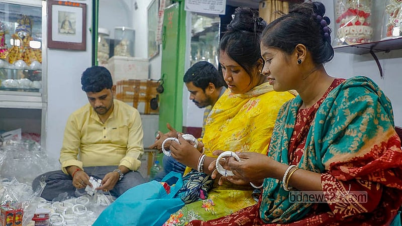 দুর্গাপূজা উপলক্ষে পুরান ঢাকার শাঁখারিবাজার থেকে শাঁখা কিনছে অনেকেই