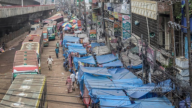 দোলাইপাড় থেকে যাত্রাবাড়ী পর্যন্ত সড়কটি খানাখন্দে ভরা। এর মধ্যে আবার সড়কের বেশির ভাগ অংশ দখল করে বসানো হয়েছে দোকানপাট