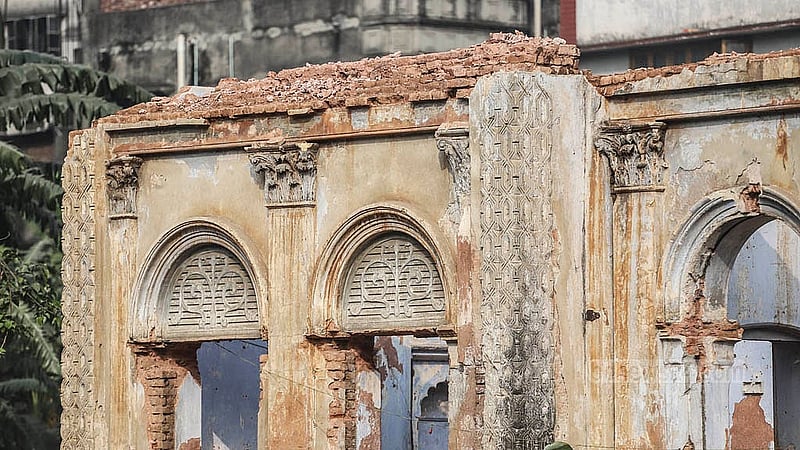 একতলা এই বাড়িটি নিও ক্লাসিক্যাল রীতিতে নির্মিত। ভাঙার পরেও দেয়ালে নকশা করা কিছু অংশ এখন অক্ষত রয়েছে