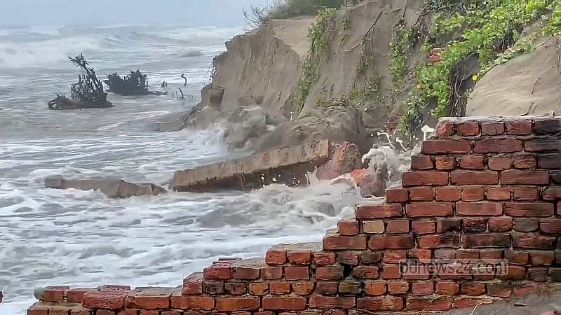 নিম্নচাপের প্রভাবে অস্বাভাবিক জোয়ারে কক্সবাজার মেরিন ড্রাইভের বিভিন্ন অংশ ধসে গেছে