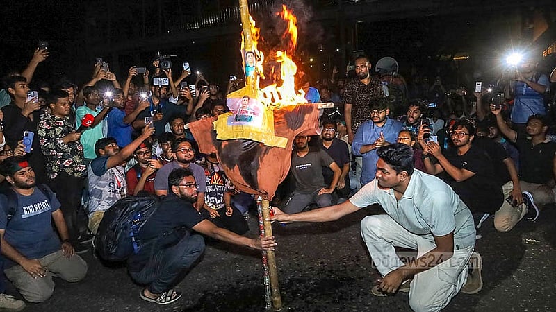 দাবিদাওয়া নিয়ে বৃহস্পতিবার বাংলাদেশ প্রকৌশল বিশ্ববিদ্যালয় (বুয়েট) থেকে মিছিল বের করেন শিক্ষার্থীরা। সন্ধ্যায় মৎস্যভবন মোড়ে তারা ডিএমপির রমনা বিভাগের উপকমিশনার মাসুদ আলমের কুশপুতুল পোড়ান।