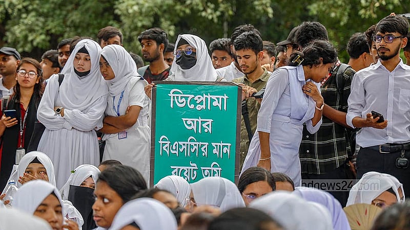ঢাকার তেজগাঁওয়ে সাত রাস্তা মোড় অবরোধ করে প্ল্যাকার্ড হাতে নিজের দাবিদাওয়া তুলে দেন ডিপ্লোমা প্রকৌশলী ও পলিটেকনিক ইনস্টিটিউটের শিক্ষার্থীরা