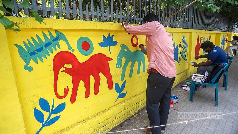 পহেলা বৈশাখ উদযাপনে ঢাকা বিশ্ববিদ্যালয়ের চারুকলা অনুষদের সামনের দেয়ালে রঙ-তুলিতে নানা কারুকার্য ফুটিয়ে তুলছেন শিক্ষার্থীরা