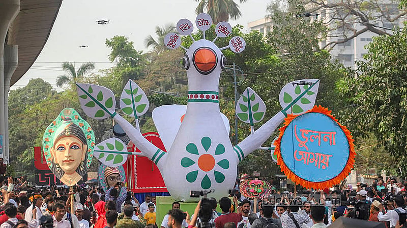 বর্ষবরণ আনন্দ শোভাযাত্রার অন্যতম আকর্ষণ ছিল ‘ফ্যাসিবাদের মুখাকৃতি’। এছাড়া বাঘ, ইলিশ মাছ, পায়রাসহ ছিল বিভিন্ন মোটিফ