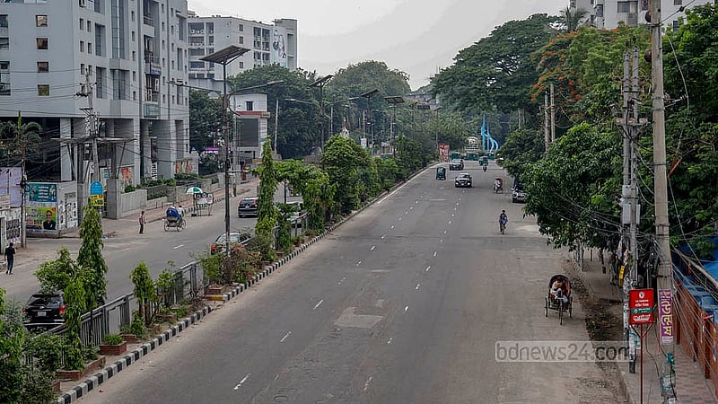 কোরবানির ঈদের ছুটিতে সব ধরনের অফিস বন্ধ, রাজধানীর রাস্তাঘাট অনেকটাই ফাঁকা। রোববার দুপুরে কাকরাইল সড়কের চিত্র