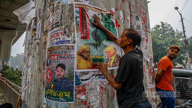 ঢাকা বিশ্ববিদ্যালয়ের মেট্রো রেলের প্রতিটি পিলারে লাগানো হচ্ছে শিল্পী দেবাশিস চক্রবর্তীর জুলাই প্রিলিউড সিরিজের পোস্টার
