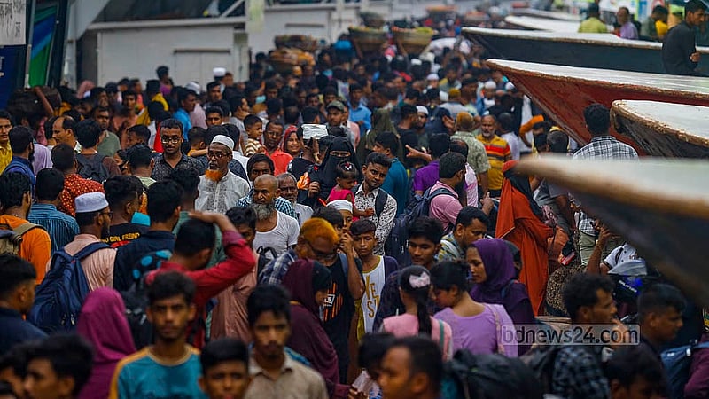 ঈদের ছুটি শুরু হওয়ায় ঢাকার সদরঘাট টার্মিনালে শুক্রবার লঞ্চে ছিল অন্য সময়য়ের চেয়ে বেশি ভিড়