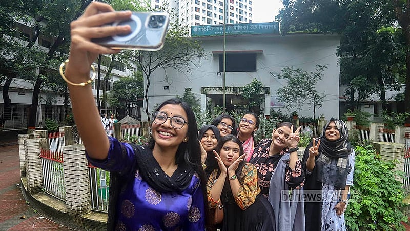 এসএসসি পরীক্ষার ফল প্রকাশের পর মতিঝিল সরকারি বালিকা উচ্চ বিদ্যালয়ের শিক্ষার্থীদের আনন্দ
