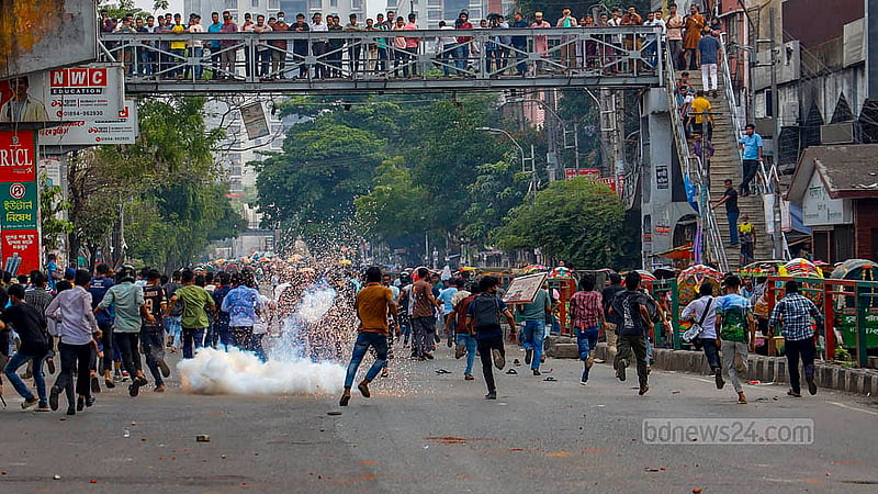 ঢাকা কলেজের শিক্ষার্থীরা মঙ্গলবার দুপুরে সিটি কলেজের দিকে অগ্রসর হতে চাইলে তাদের ছত্রভঙ্গ করতে পুলিশ সাউন্ড গ্রেনেড নিক্ষেপ করে