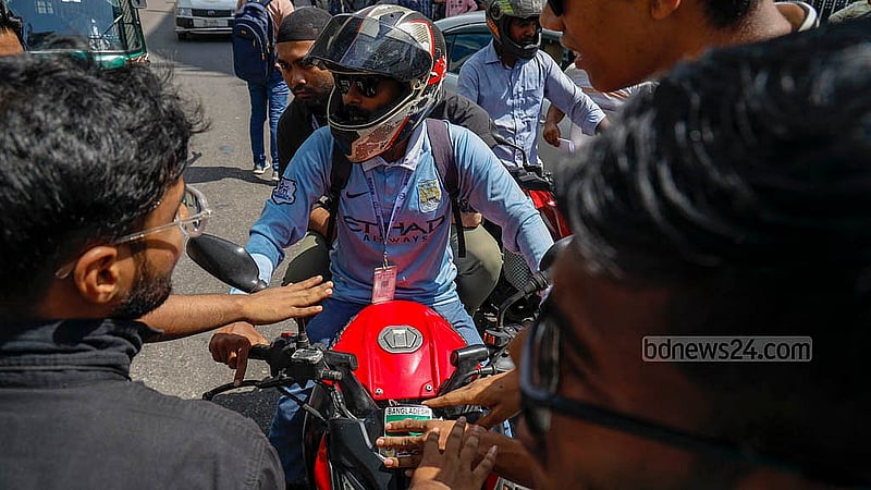 ঢাকার বাংলামোটর মোড়ে অবরোধের সময় জরুরি ভিত্তিতে যাওয়ার জন্য প্রয়োজনীয় কাগজপত্র যাচাই করতে দেখা যায় কোটা আন্দোলনকারীদের