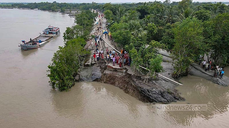 খুলনার দাকোপ উপজেলার তিলডাঙ্গা ইউনিয়নের বটবুনিয়া হরিসভা মন্দির এলাকায় ঢাকি নদীর জোয়ারের তোড়ে ভেঙে গেছে বেড়িবাঁধ।