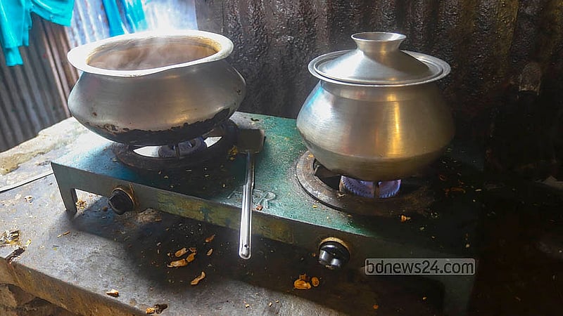 রাজধানীর কড়াইল বস্তিতে অবৈধ গ্যাস সংযোগে চলছে রান্নার কাজ। চুলাপ্রতি দিতে হয় মাসে ৬০০ থেকে ৭০০ টাকা। এরশাদ মাঠের পূর্ব পাশ থেকে তোলা ছবি