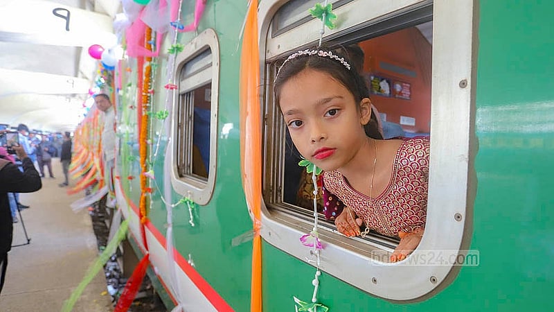 ঢাকা থেকে বেনাপোলে রূপসী বাংলা এক্সপ্রেস ট্রেন চলাচলের প্রথম যাত্রার সঙ্গী শিশুরাও