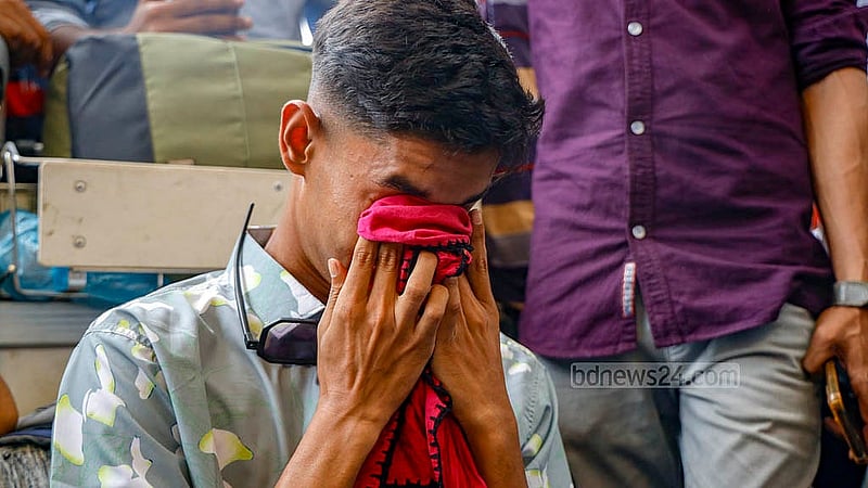 পরিবারের সচ্ছলতায় প্রথমবারের মত কাজ নিয়ে মালয়েশিয়া যেতে চেয়েছিলেন নাটরের মোহাম্মদ সাইফুল্লা। কিন্তু সব কাগজ প্রস্তুত হলেও ফ্লাইটের টিকেট হাতে না পাওয়ায় ঢাকার বিমান বন্দরে কান্নায় ভেঙ্গে পড়েন তিনি