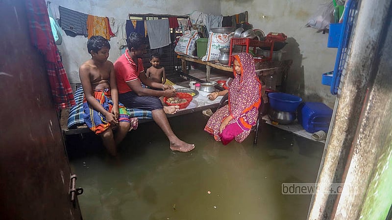 ডেমরার মুসলিম নগর এলাকায় বৃষ্টির পানিতে সড়ক তলিয়ে উঠে গেছে ঘরবাড়িতে। এতে ব্যাপক ভোগান্তিতে পড়েছেন এলাকার মানুষেরা