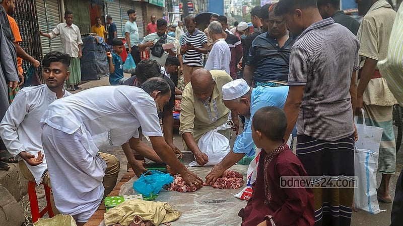 এ বাজারে মাংস কেনাবেচার সময় হাতবদলও হয় দুই দফা। প্রথমে নিম্ন আয়ের মানুষের কাছ থেকে কম দামে কেনেন কিছু মৌসুমি ব্যবসায়ী। পরে তারা বাড়তি লাভে বিক্রি করেন সাধারণ ক্রেতা কিংবা হোটেল ব্যবসায়ীদের কাছে