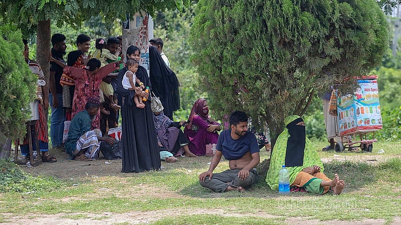 বন্দীদের সাক্ষাৎ পেতে ঢাকা কেন্দ্রীয় কারাগারের বাইরে অপেক্ষায় স্বজনেরা