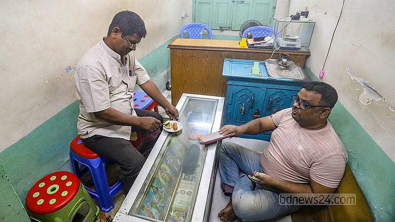 তাঁতীবাজারের সোনা-রুপার গয়নার দোকানে নববর্ষের প্রথমদিন হালখাতায় আসা গ্রাহকদের আপ্যায়ন করা হয় মিষ্টি-নিমকিসহ নানাকিছু দিয়ে। নতুন পণ্য কিনতে আসা ক্রেতাদেরও একইভাবে আপ্যায়ন করা হচ্ছে