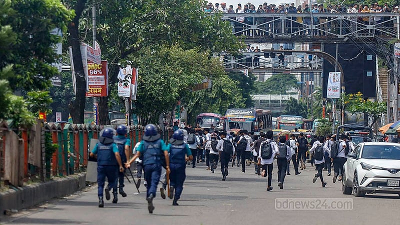 উত্তেজনার পরিস্থিতিতে পুলিশ সিটি কলেজ শিক্ষার্থীদের কয়েকদফা থামানোর চেষ্টা করে। পরে পুলিশের সঙ্গেই তাদের ধাওয়া পাল্টা ধাওয়া শুরু হয়