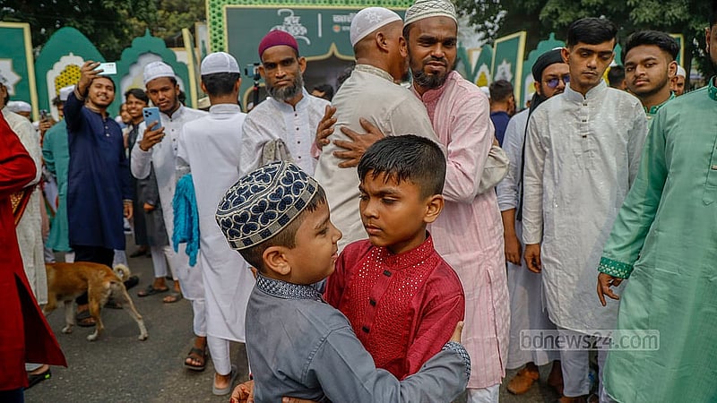 জাতীয় ঈদগাহে সোমবার সকালে ঈদুল ফিতরের নামাজ শেষে কোলাকুলি