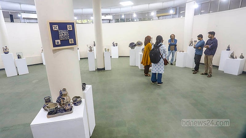চারুকলা অনুষদের জয়নুল গ্যালারিতে ‘ডেলফট ব্লু সিরামিক’ প্রদর্শনীতে বিভিন্ন শিল্পকর্ম নিয়ে কথা বলছেন চারুকলা অনুষদের শিক্ষক ও শিক্ষার্থীরা
