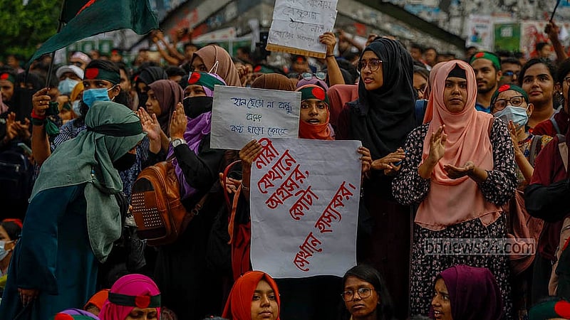 সরকারি চাকরিতে কোটা ব্যবস্থার সংস্কারের দাবিতে বৃহস্পতিবার জাতীয় পতাকা ও প্ল্যাকার্ড হাতে শাহবাগ মোড়ে অবস্থান নেন আন্দোলনকারীরা