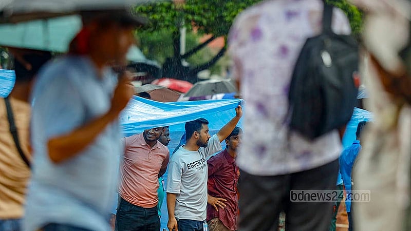 নিম্নচাপের কারণে বৃহস্পতিবার সকাল থেকে রাজধানীসহ দেশের বিভিন্ন এলাকায় একনাগাড়ে বৃষ্টি হচ্ছে। এর মধ্যেই কেন্দ্রীয় শহীদ মিনারে আন্দোলন চালিয়ে যাচ্ছেন পল্লী বিদ্যুৎ সমিতির কর্মীরা