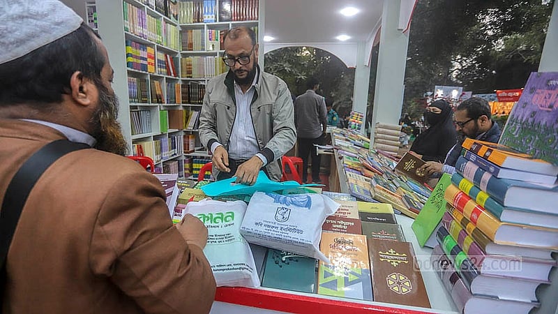 বাংলা একাডেমি প্রাঙ্গণে একুশে বইমেলার বিভিন্ন স্টল ঘুরে দেখছেন ক্রেতা-দর্শনার্থীরা