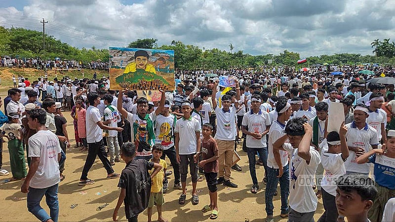 দেশে ফেরার দাবিতে সোমবার উখিয়ার মধুরছড়া আশ্রয়শিবিরের খেলার মাঠে সমাবেশ করেন রোহিঙ্গারা