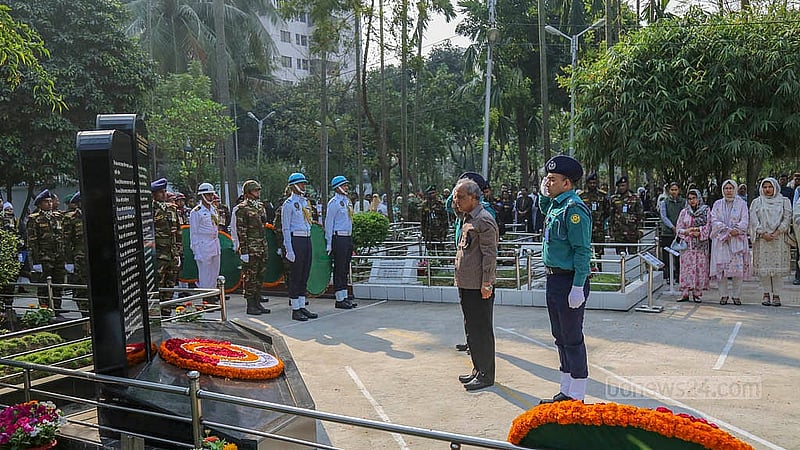 ঢাকার বনানী সামরিক কবরস্থানে পিলখানা বিদ্রোহে নিহত সেনা কর্মকর্তাদের কবরে স্বরাষ্ট্র উপদেষ্টা শ্রদ্ধা নিবেদন করেন।