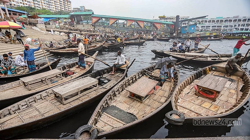 রাজধানীর সদরঘাট এলাকার তিনটি ঘাটে প্রতিদিন প্রায় ২০০ নৌকা যাত্রী পরিবহন করে