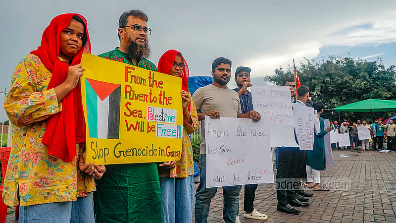 গাজায় ত্রাণ নিয়ে যাওয়া গ্লোবাল সুমুদ ফ্লোটিলা নৌবহরে আটকে দেওয়া ও ইসরায়েলি আগ্রাসনের প্রতিবাদে শুক্রবার ঢাকায় বিক্ষোভ ও সমাবেশে প্ল্যাকার্ড তুলে ধরে ফিলিস্তিনের মুক্তির দাবি জানানো হয়