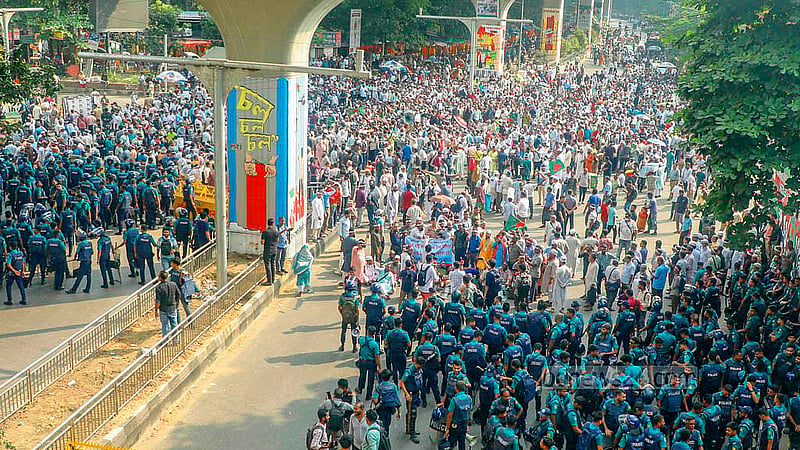বাড়ি ভাড়া বাড়ানোসহ দাবি আদায়ে বুধবার রাজধানীর শাহবাগ মোড় অবরোধ করে তিন ঘণ্টা বিক্ষোভ করেন এমপিভুক্ত শিক্ষা প্রতিষ্ঠানের শিক্ষক-কর্মচারীরা