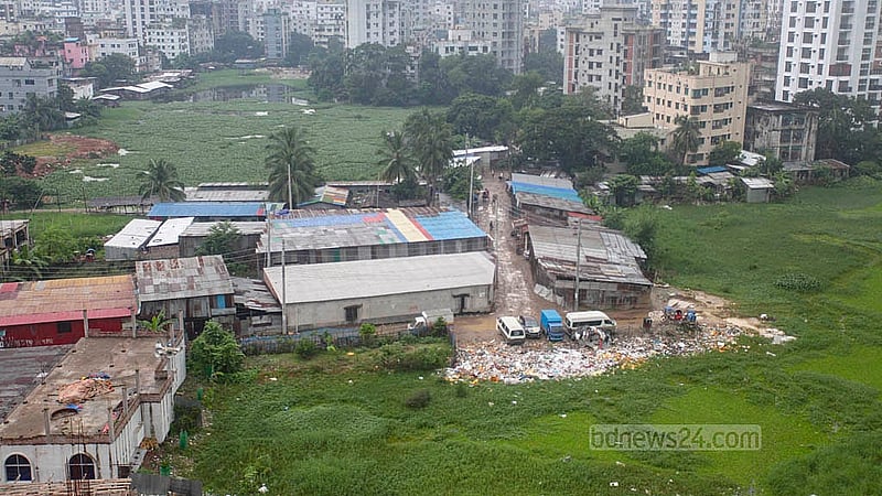 খিলগাঁও চৌধুরীপাড়া ঝিলের জায়গা ভরাট করে বানানো হয়েছে গাড়ির গ্যারাজসহ নানা ব্যাবসা প্রতিষ্ঠান