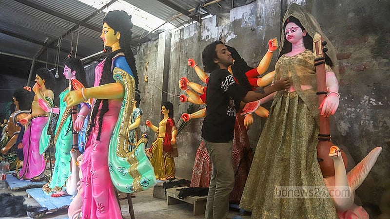 বাংলাবাজার শ্রী শ্রী প্রাণ বল্লভ জিউ মন্দিরে তৈরি করা এসব প্রতিমা আকার অনুযায়ী বিক্রি করা হয়েছে ৬ থেকে ৩০ হাজার টাকায়