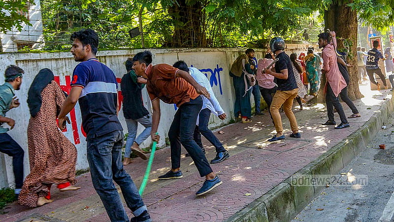 ঢাকা বিশ্ববিদ্যালয়ের ভিসি চত্বর এলাকায় সোমবার বিকালে কোটা আন্দোলনকারীদের ছত্রভঙ্গ করে দেয় ছাত্রলীগ।