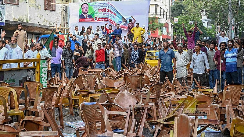 ঢাকার কাকরাইলে কেন্দ্রীয় কার্যালয়ের সামনে শনিবার জাতীয় পার্টির কর্মী সমাবেশ ঘিরে দলটির নেতাকর্মীদের সঙ্গে পুলিশের ধাওয়া-পাল্টা ধাওয়ার ঘটনা ঘটে।