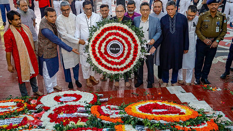 একুশে ফেব্রুয়ারি শহীদ দিবস ও আন্তর্জাতিক মাতৃভাষা দিবসে কেন্দ্রীয় শহীদ মিনারে শ্রদ্ধা নিবেদন করে রেলপথ মন্ত্রণালয়