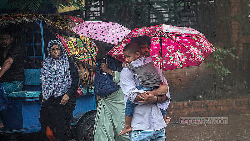 বৃষ্টিতে ভিজে গন্ত্যেবে ছুটছে মানুষ। মঙ্গলবার ঢাকার মুগদা এলাকা থেকে তোলা