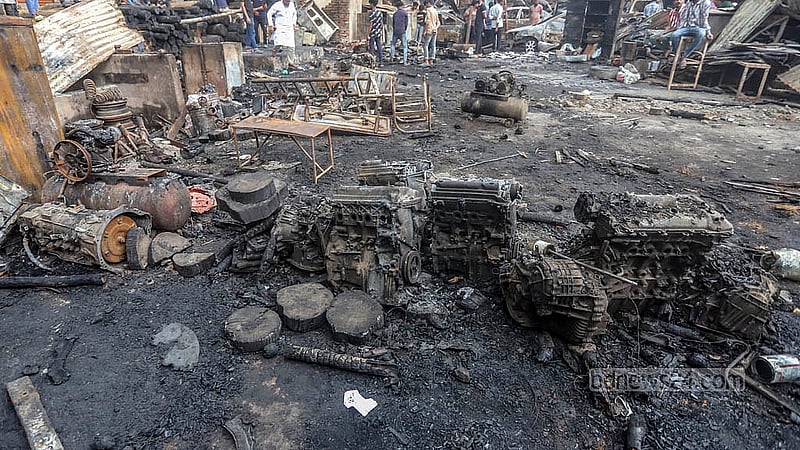 রাজধানীর খিলগাঁওয়ে তালতলা মার্কেটর কাছে শুক্রবার রাতে লাগা আগুনে ক্ষতিগ্রস্ত গাড়ির যন্ত্রাংশ